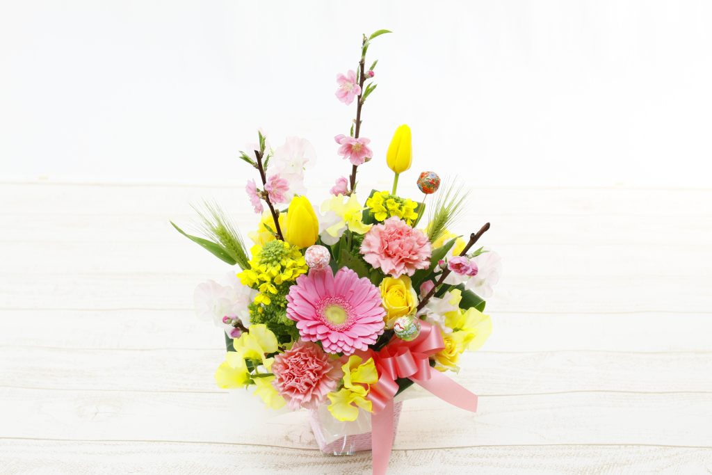 ひな祭りアレンジメント。桃の花とチューリップや麦の花などを使ったピンクイエロー系のアレンジメント